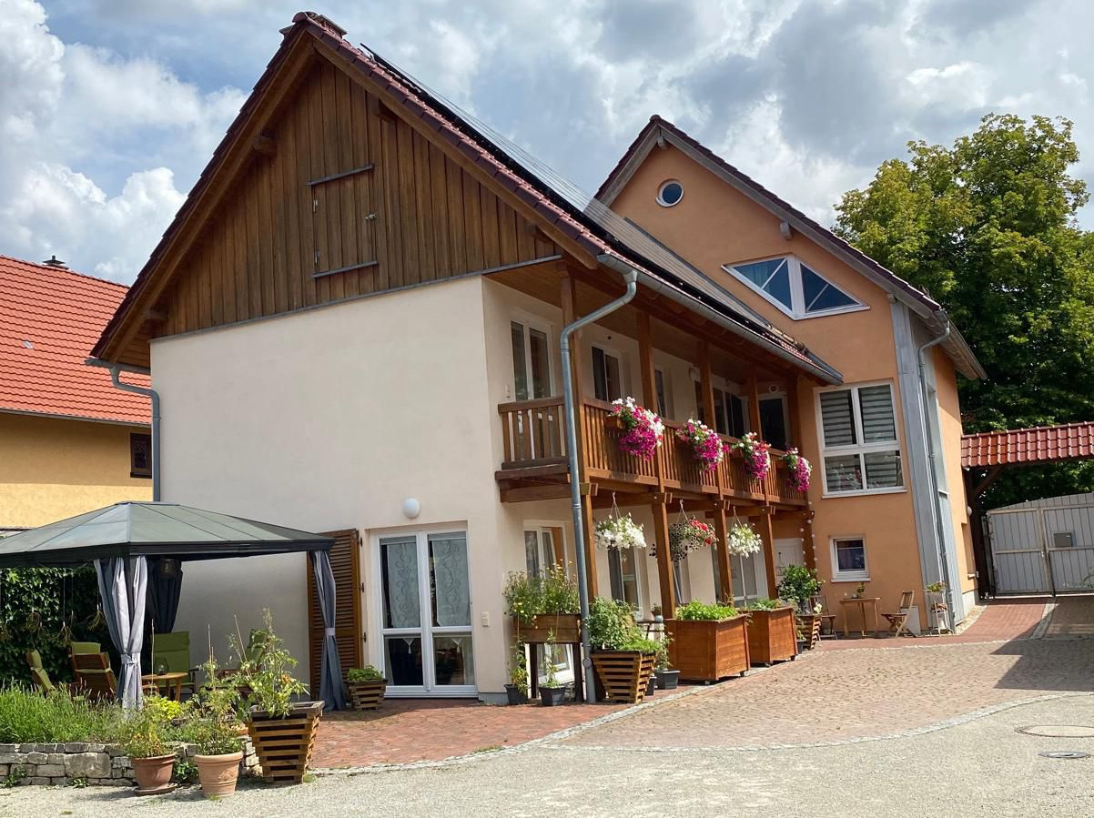 Rückansicht mit Terrassen
