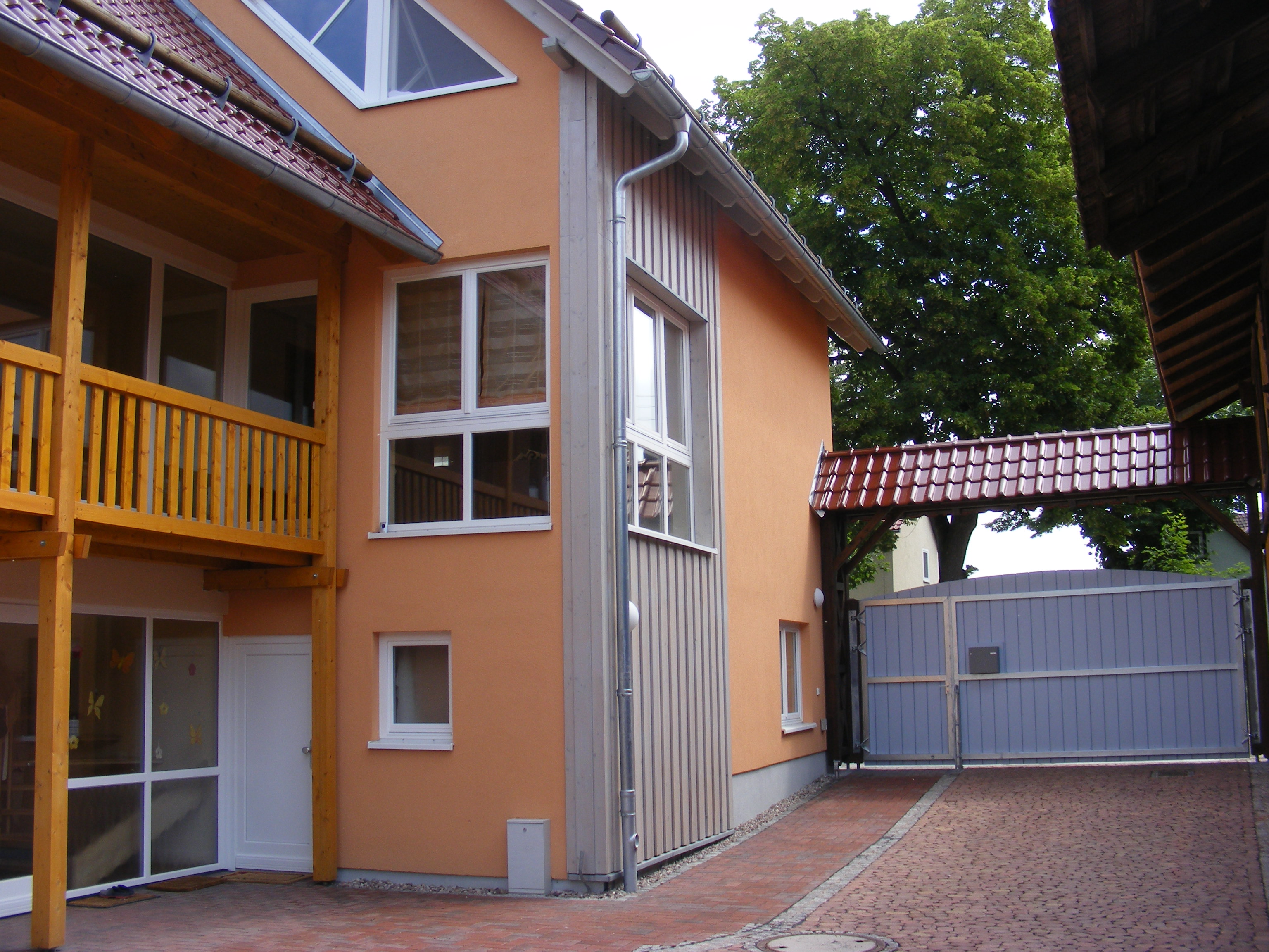 Seitenansicht mit Garten